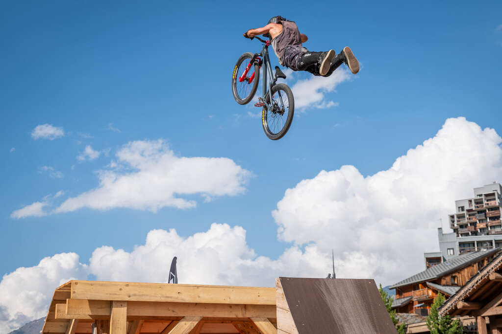 Freestyler vélo sur le pumptrack de Tignes