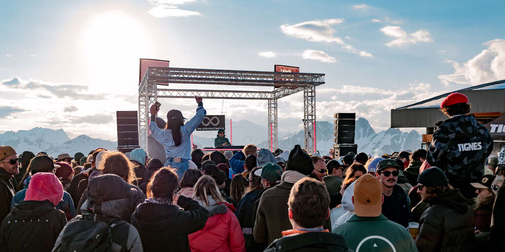 Menschenmenge beim Konzert von Nina Kraviz in den Bergen während des Festivals Tignes Unlimited