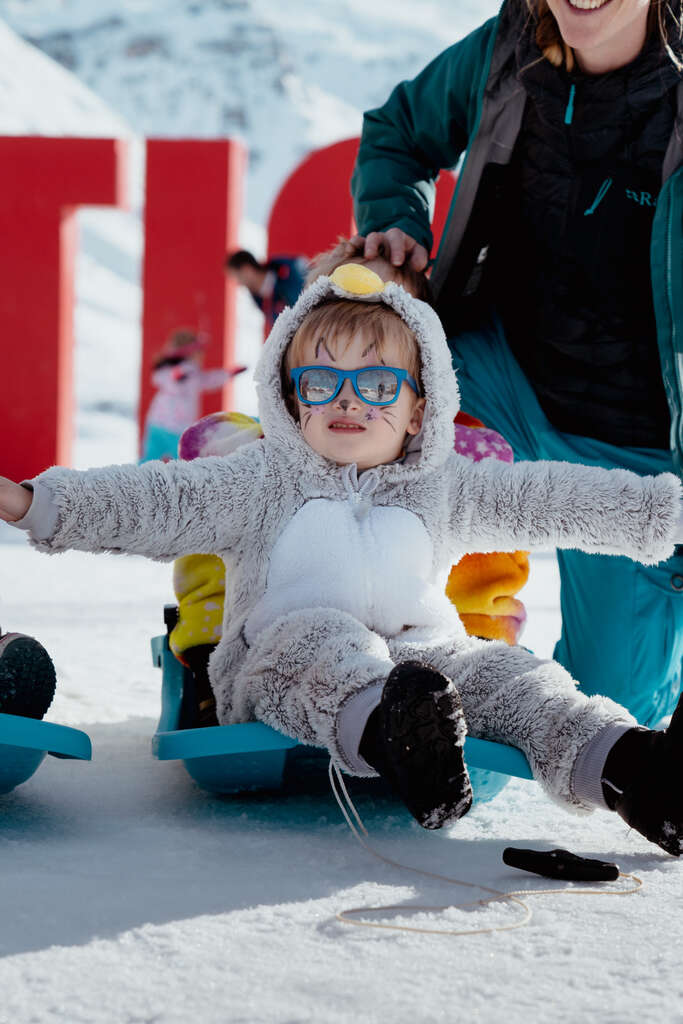 Petite fille sur une luge à Tignes
