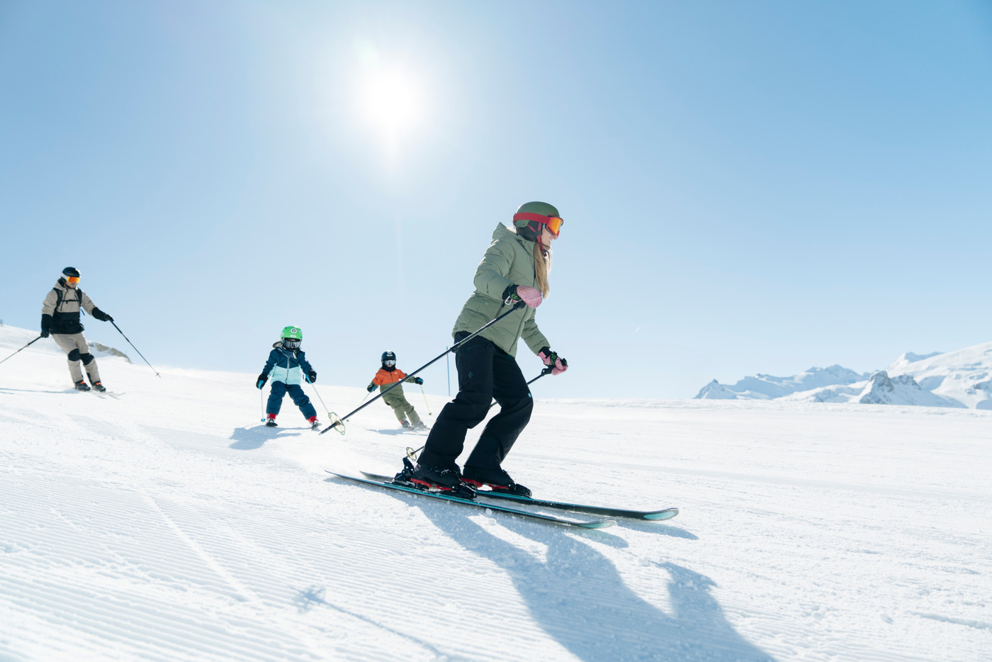 Famille sur les skis sur le domaine skiable de Tignes - Val d'Isère