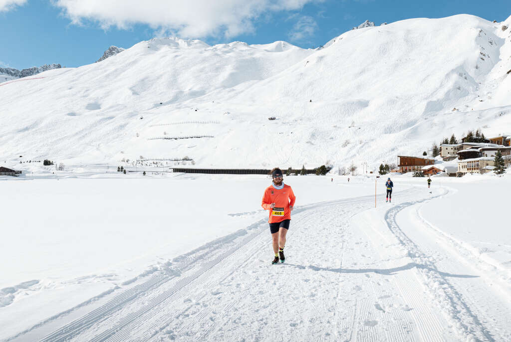 Trailrunner auf dem gefrorenen See von Tignes