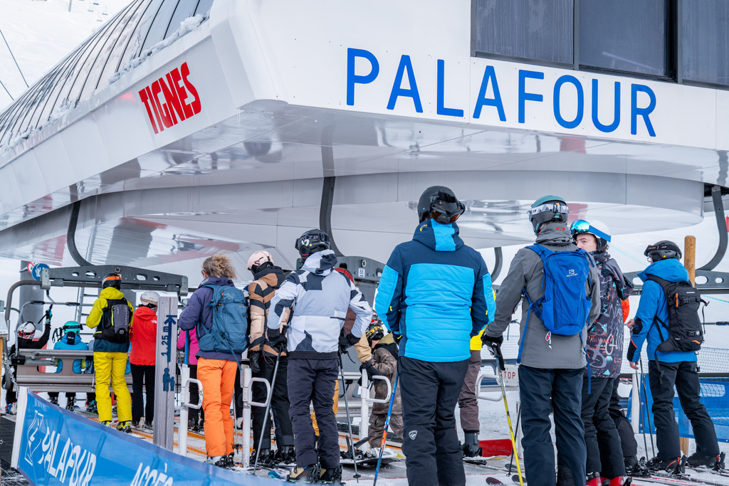 Skieurs sur le télésiège de Palafour à Tignes