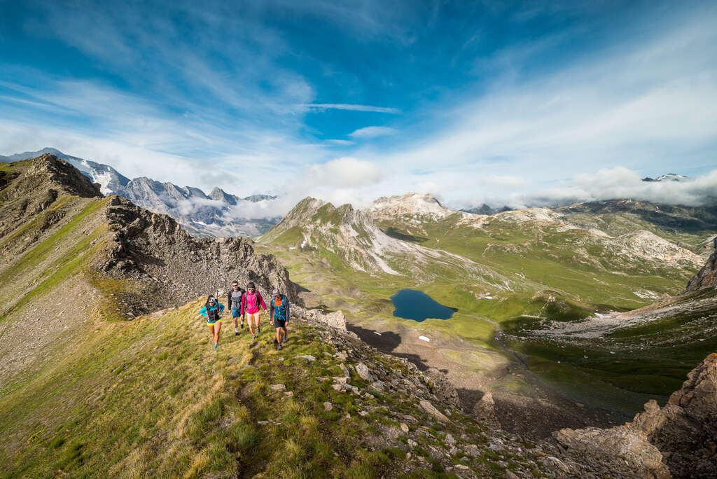 Randonneurs sur les sommets de Tignes