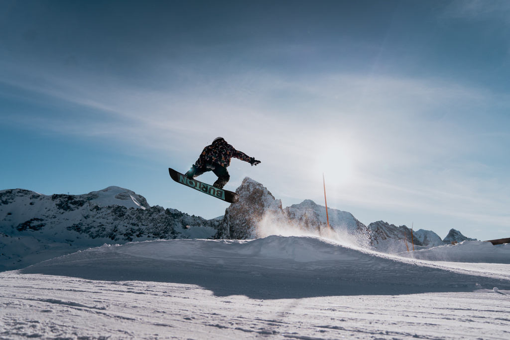 Snowboarder sur le snowpark de Tignes