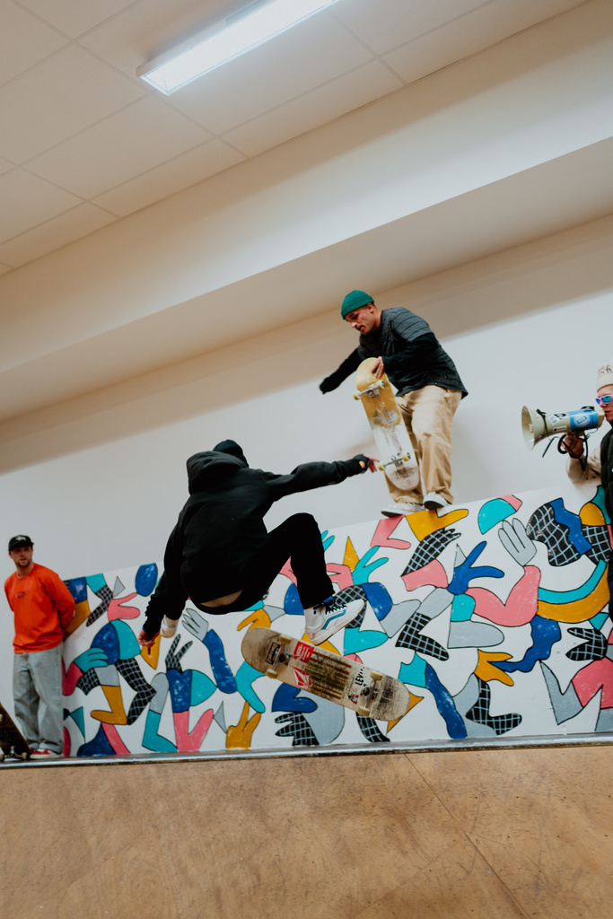 Skateboarder auf der Minirampe von Tignespace anlässlich der FISE Xperience Series in Tignes