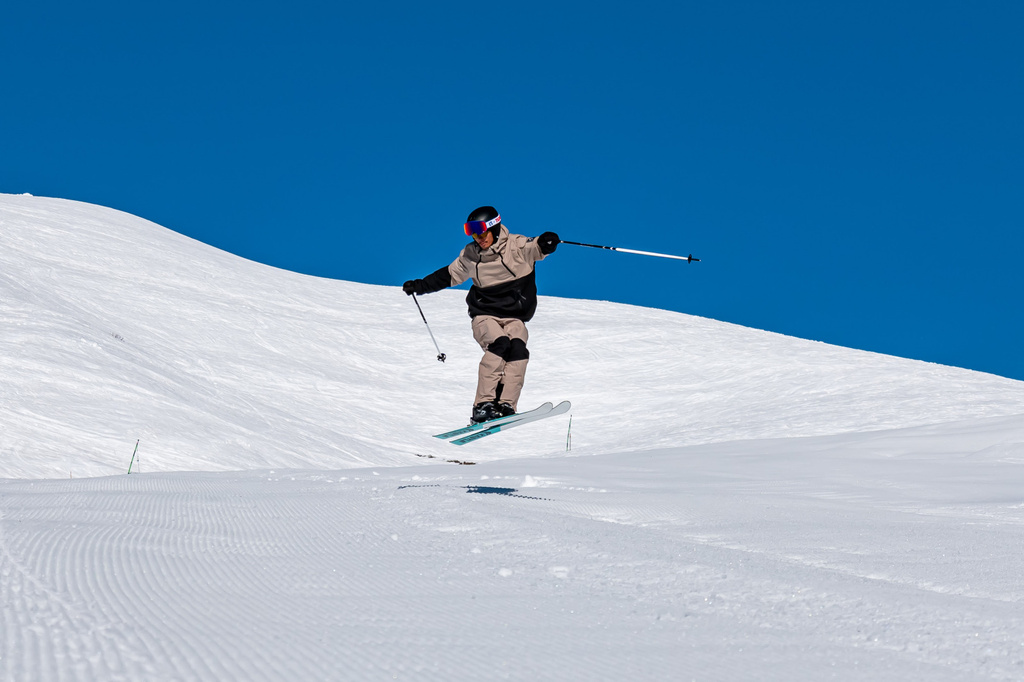 Skieur sur les pistes au printemps à Tignes