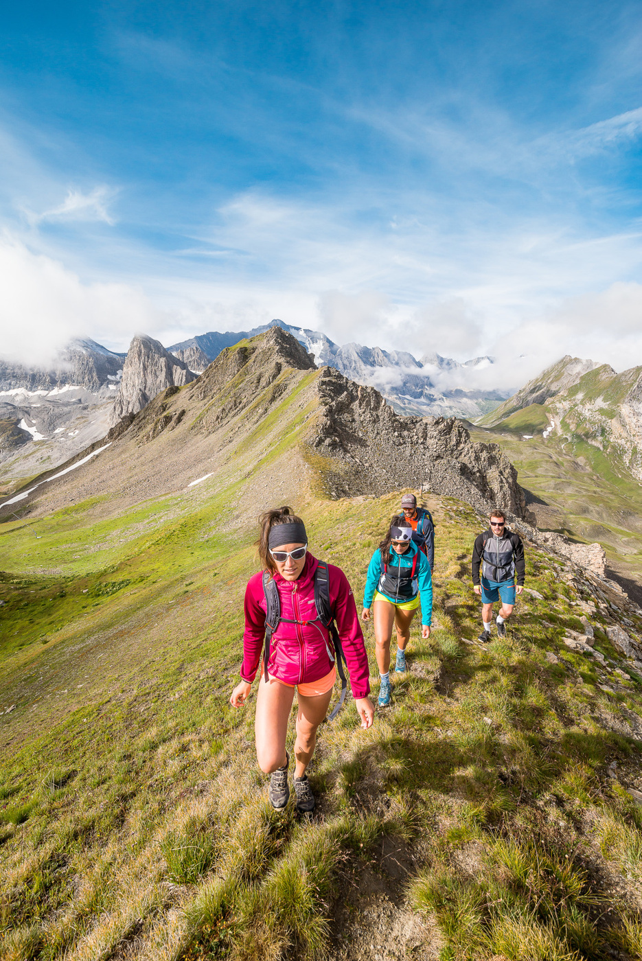 Randonneurs sur les sommets de Tignes