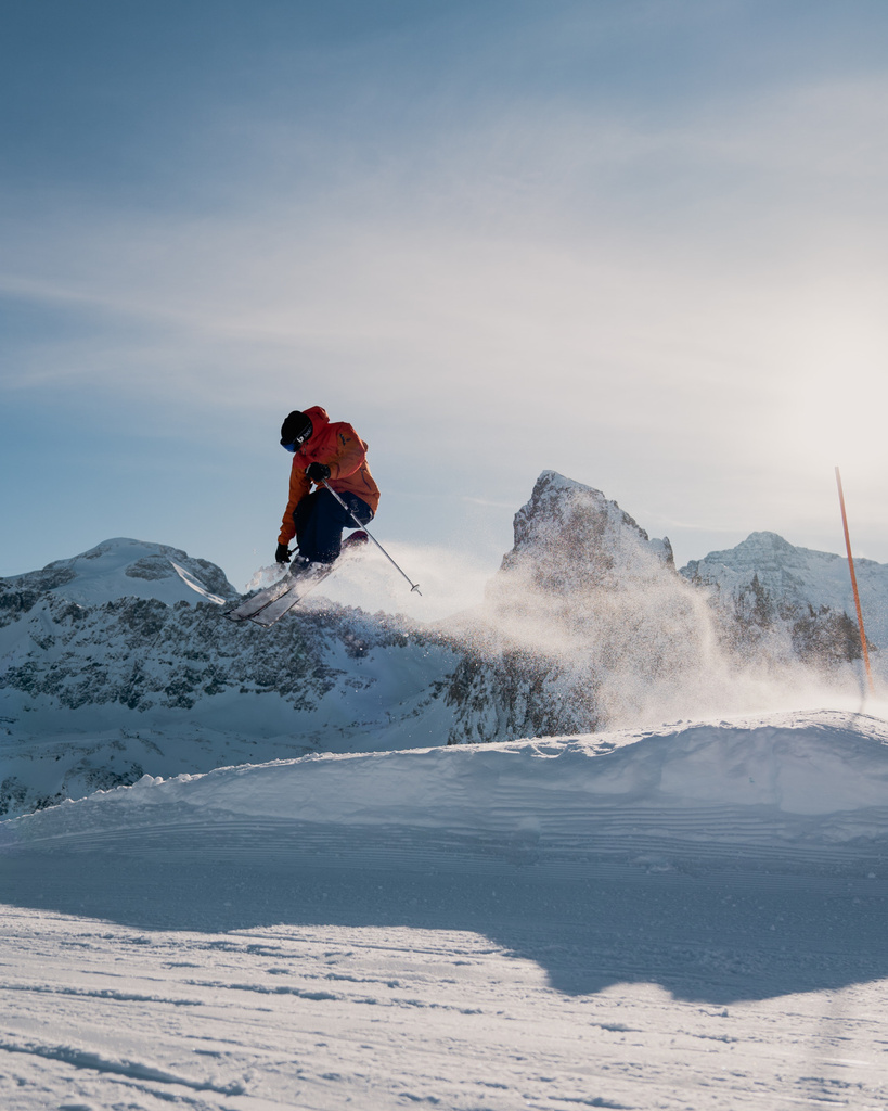 Skieur freestyle sur le snowpark de Tignes