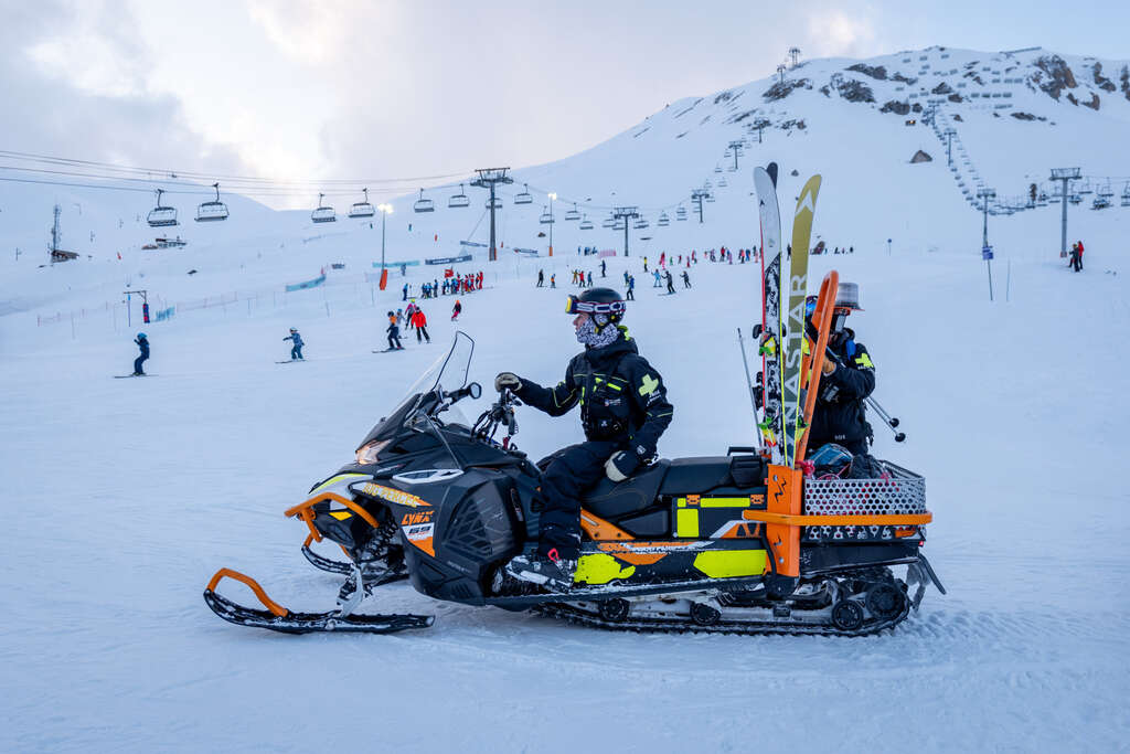 Rettungsschwimmer im Schneemobil auf dem Gebiet von Tignes