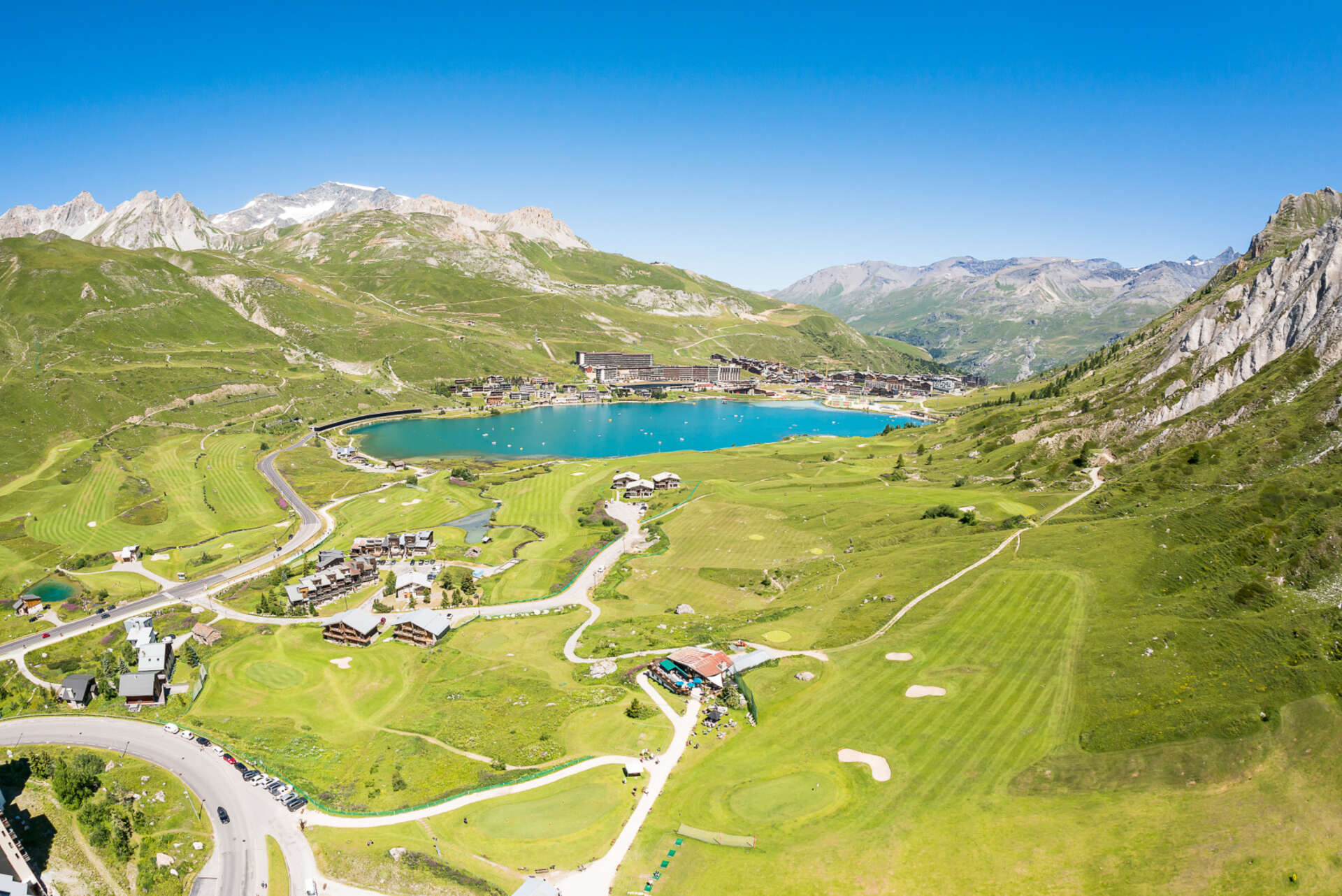 Tignes im Sommer aus der Luft gesehen