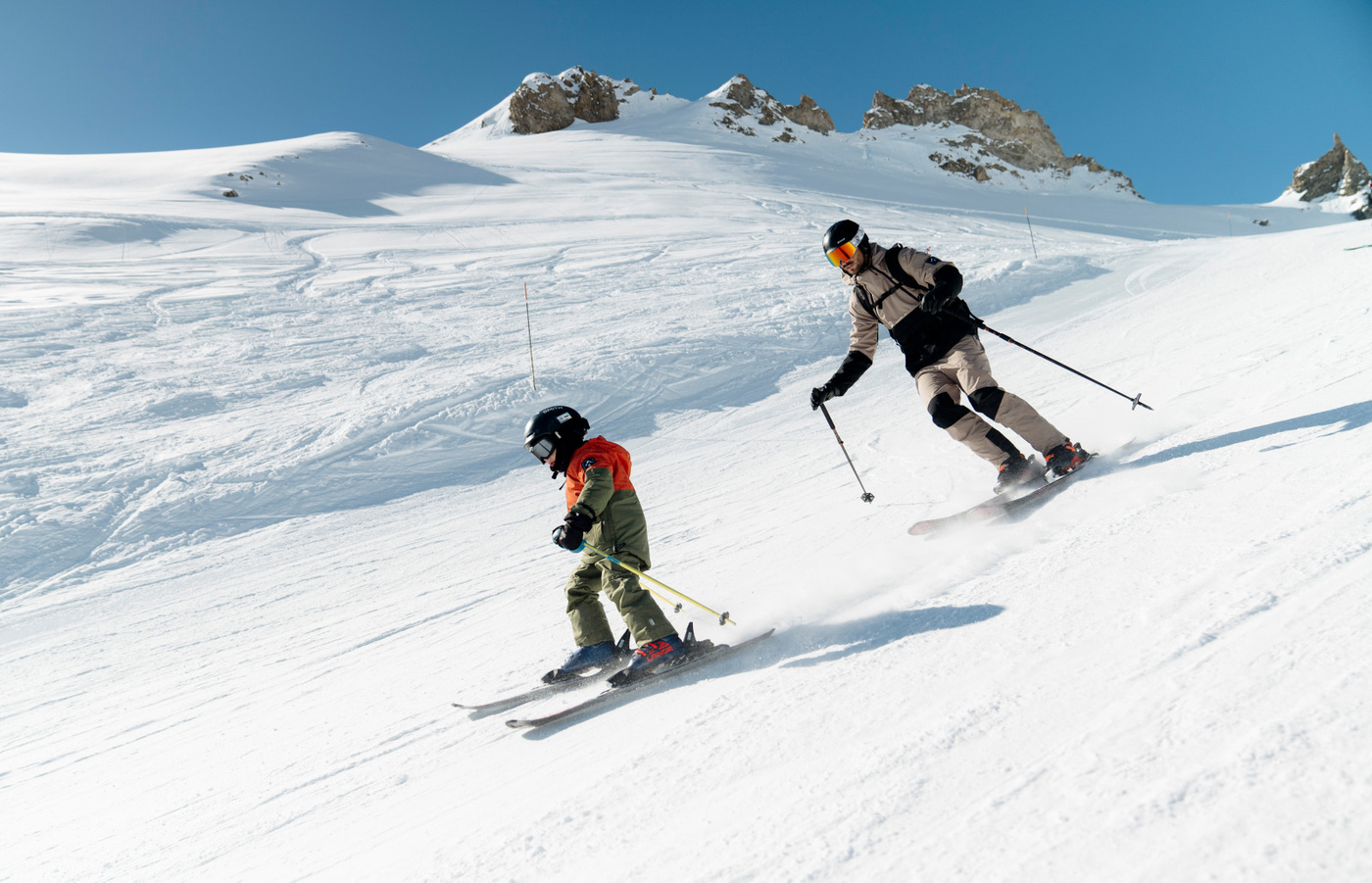 Skieur enfant débutant accompagné de son papa