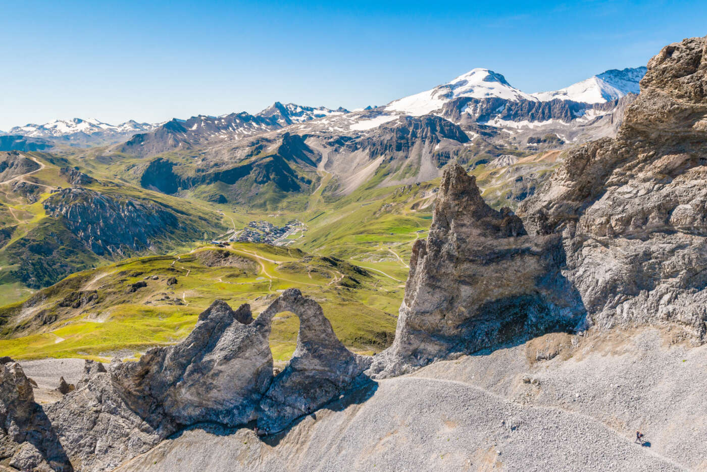 L'Aiguille Percée en été avec vue sur la Grande Motte