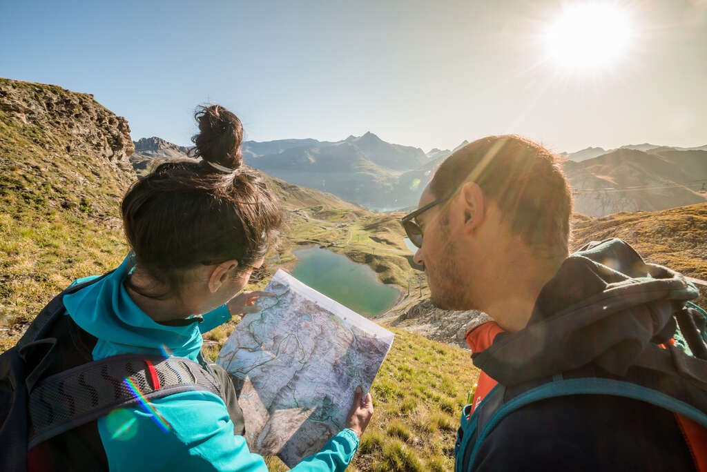 Randonneurs consultant la carte IGN de Tignes