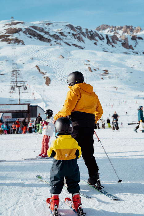 Skieurs sur le front de neige de Tignes