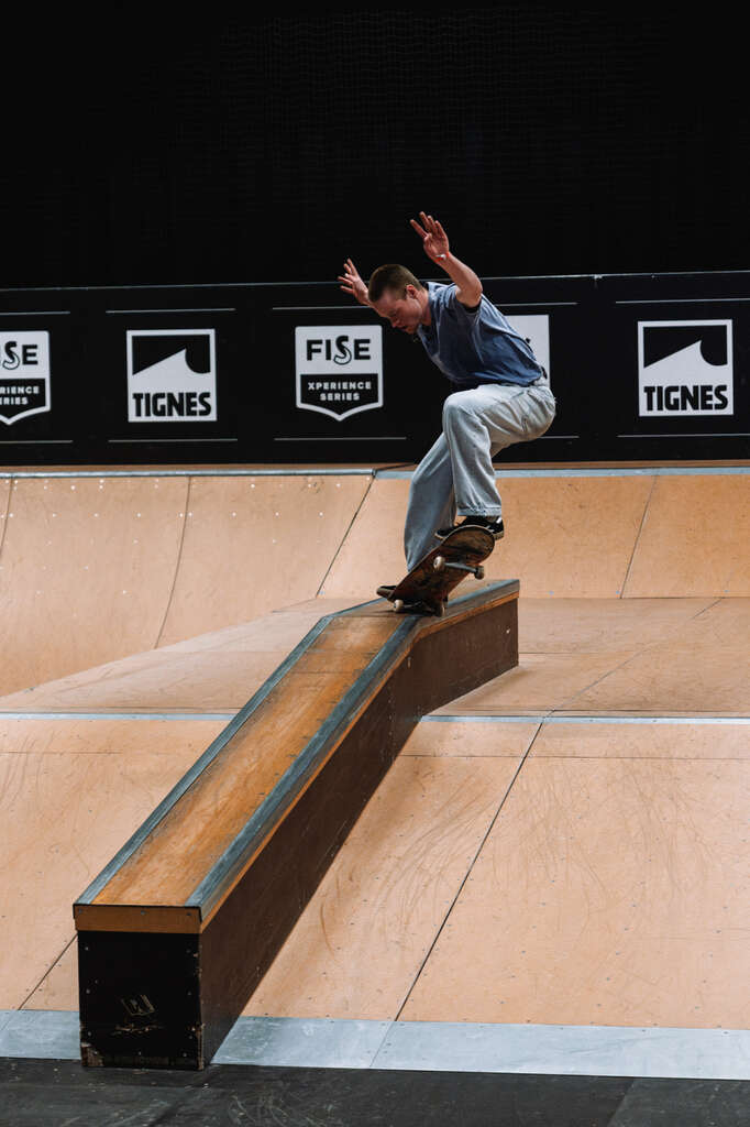Skateur sur le skatepark de Tignespace