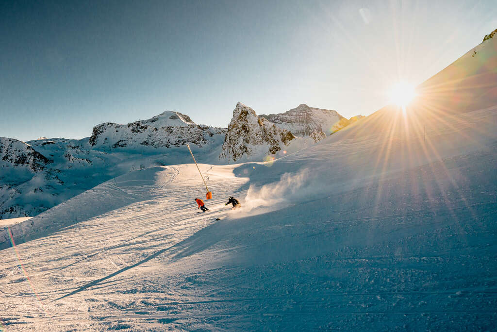 Skifahrer am Ende des Tages im Skigebiet von Tignes