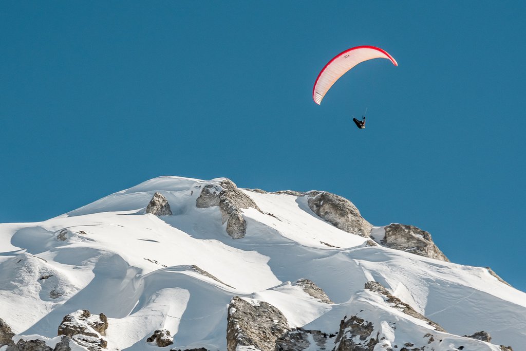 Parapente sur les montagnes enneigées de Tignes