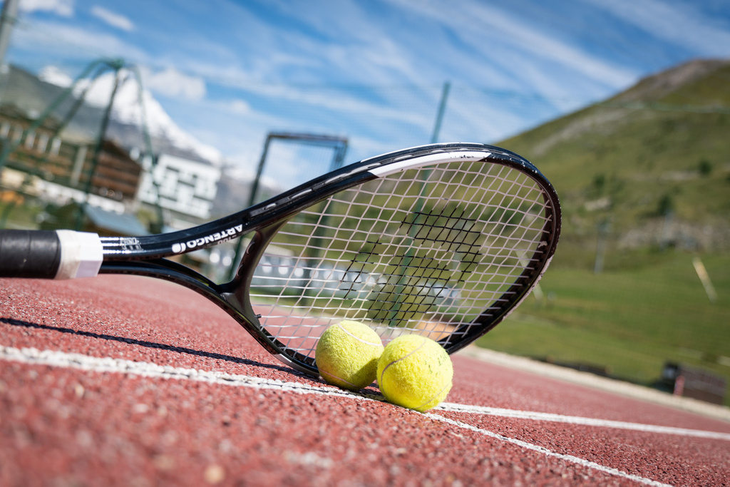 Raquette et balles de tennis à Tignes