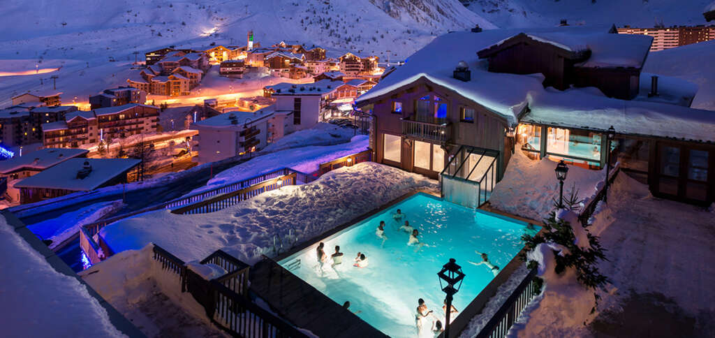 Piscine extérieur en soirée à Tignes