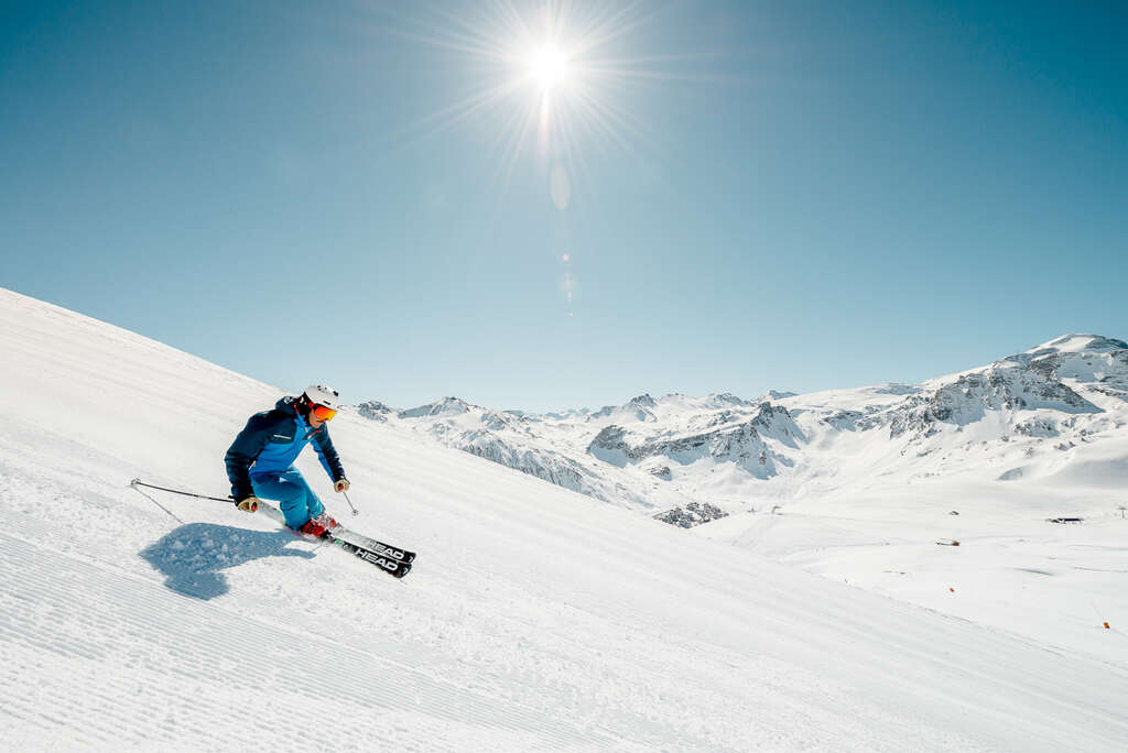 Ski de piste intense par une skieuse sur le domaine skiable de Tignes