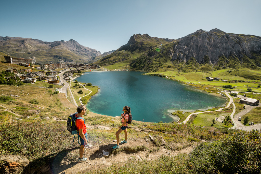 Randonneurs sur les sentiers de Tignes