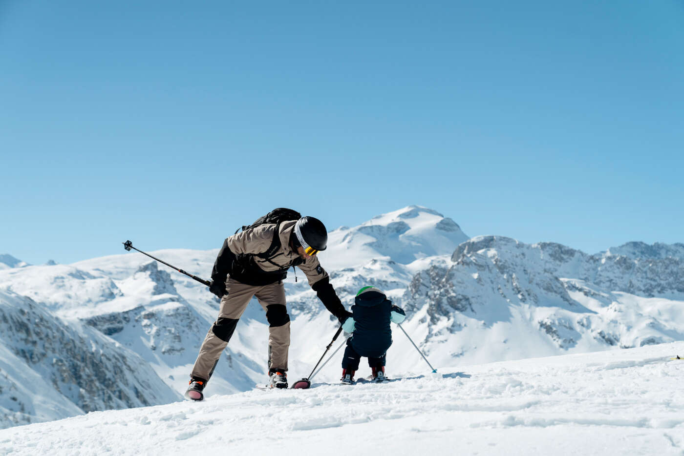 Enfant et son papa sur les pistes de ski de Tignes