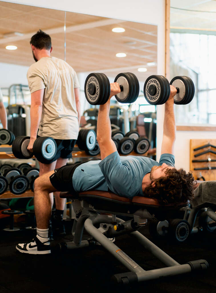 Sportsman at the Tignes gym lifting weights