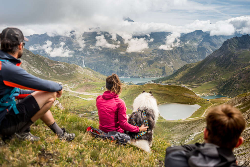 Randonneuse et son chien dans les montagnes de Tignes