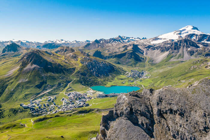 Tignes, sein See und seine Berge aus der Luft gesehen