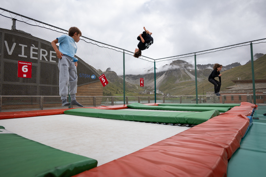 Enfants sur des trampolines à Tignes
