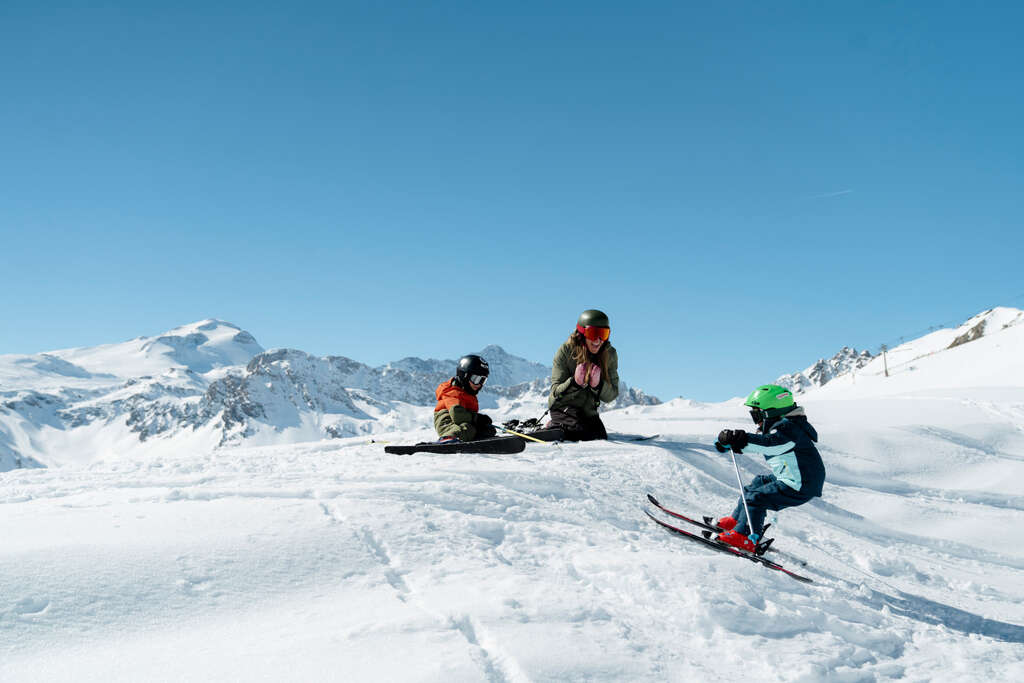 Famille s'amusant sur les skis à Tignes