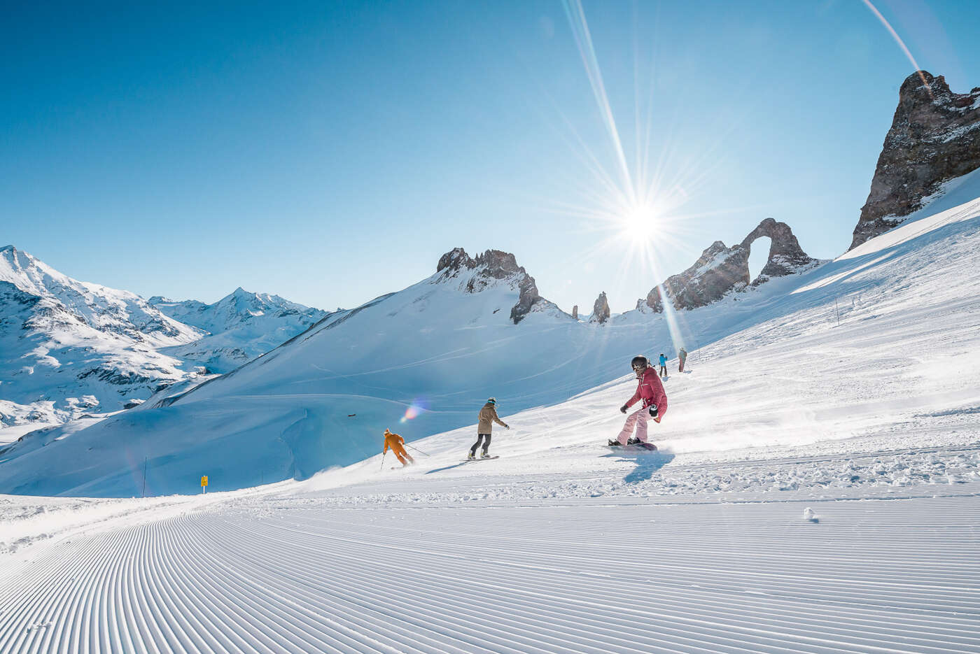 Skieurs sur la piste à côté de l'Aiguille Percée
