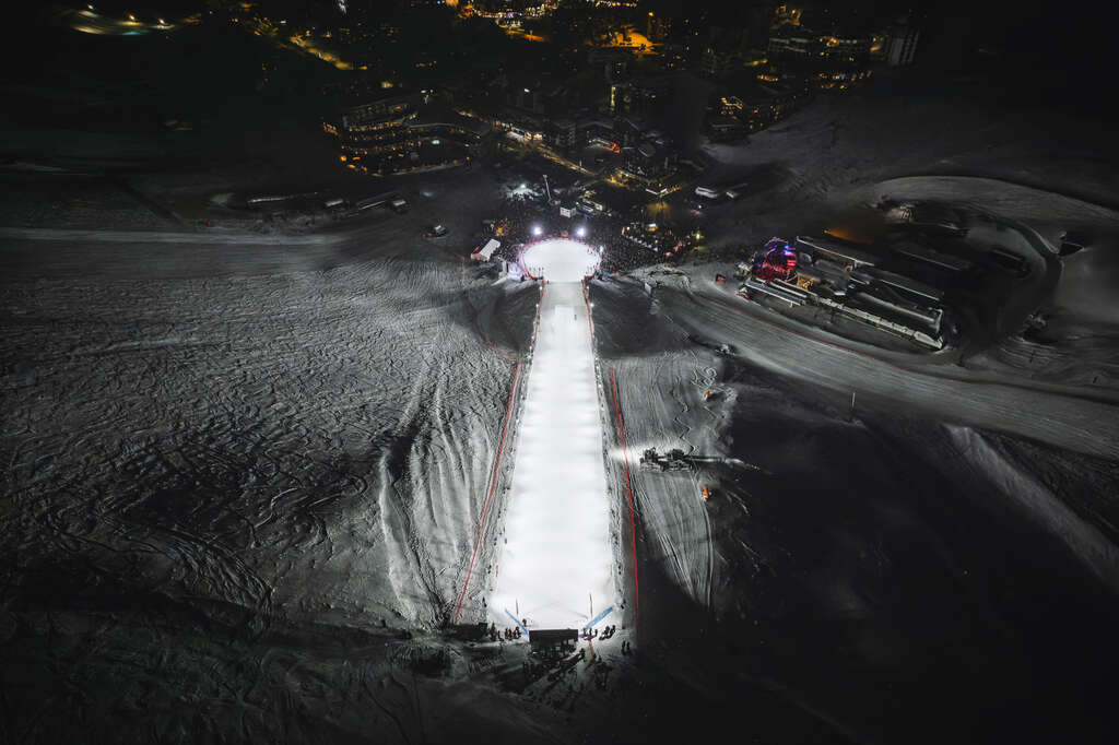 Nächtlicher Parcours des Big Air Weltcups in Tignes