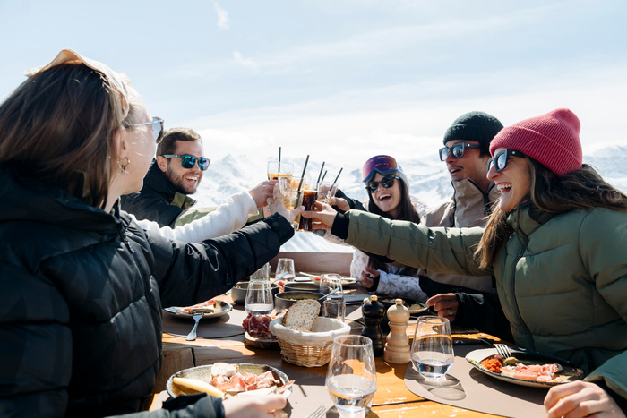 Groupes d'amis dans un restaurant d'altitude à Tignes