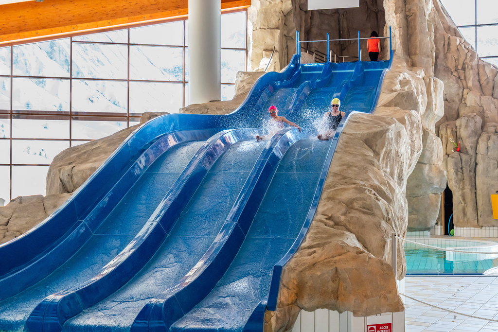 Enfants sur le toboggan de la piscine de Tignes