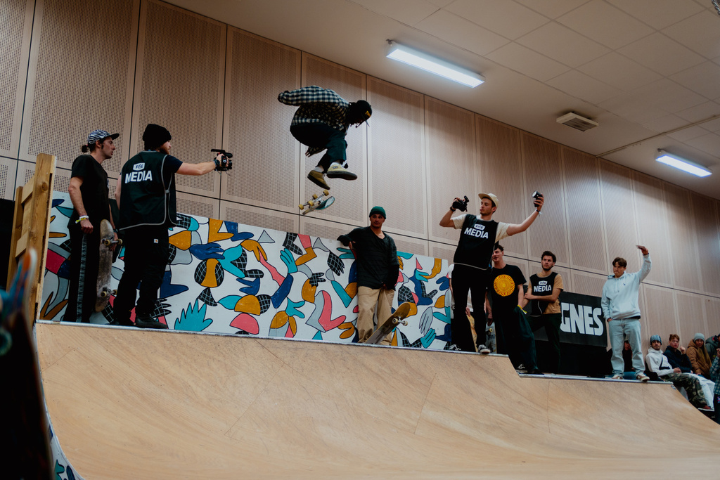 Skateur sur la mini rampe de Tignespace à l'occasion du FISE Xperience Series de Tignes