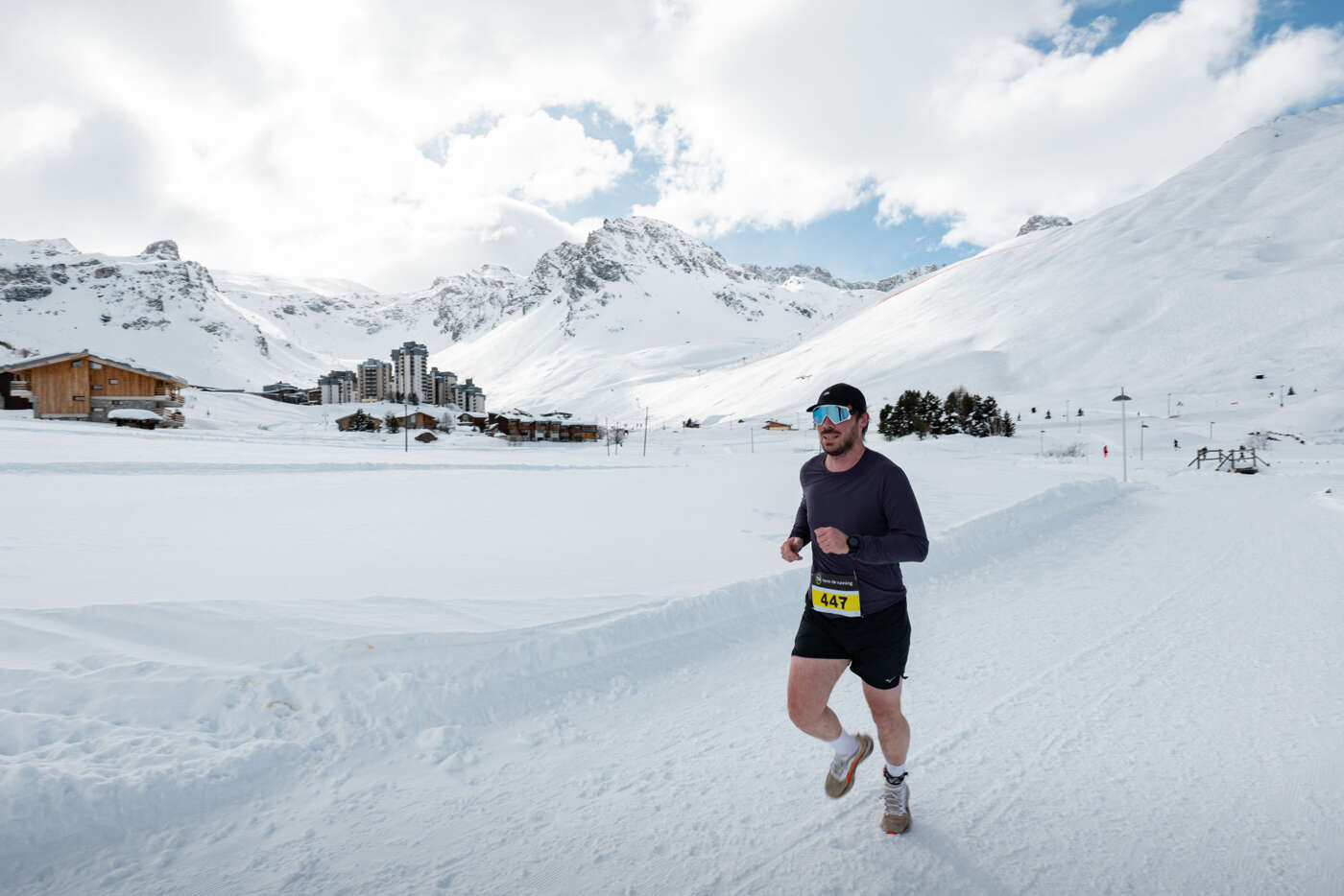 Läufer auf dem gefrorenen See von Tignes