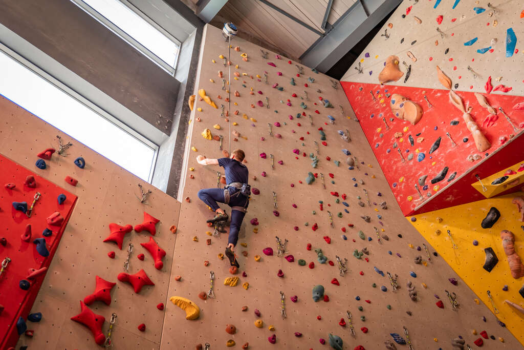 Grimpeur sur le mur d'escalade de Tignespace