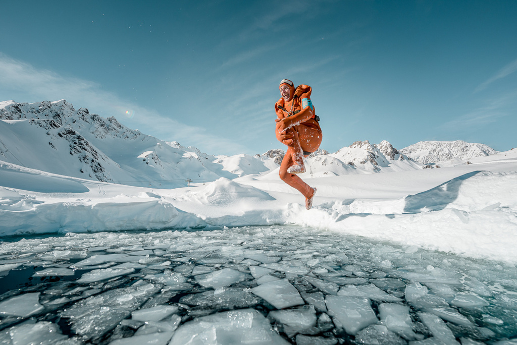 Ice floating dans le lac gelé de Tignes