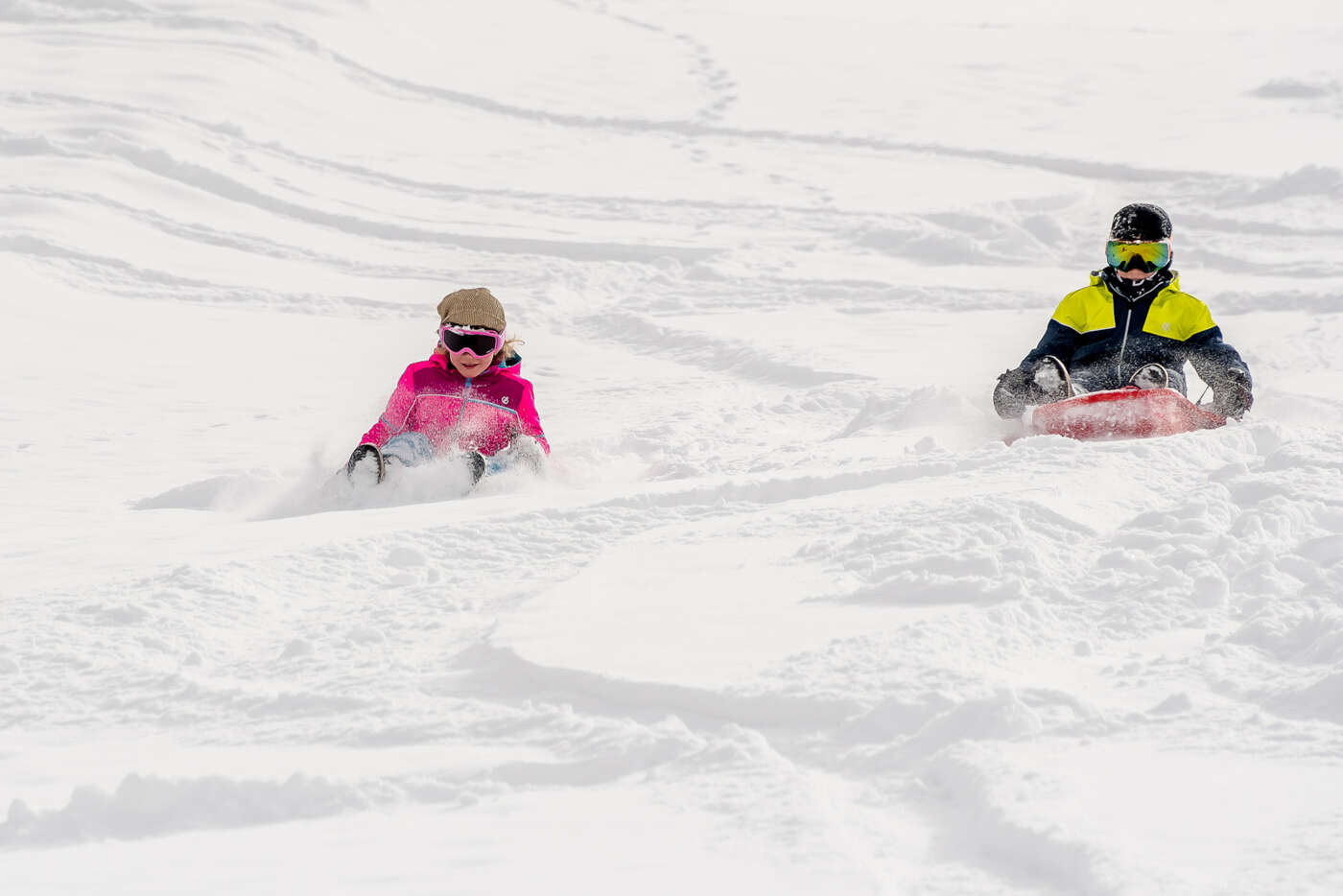 Enfants descendant en luge à Tignes