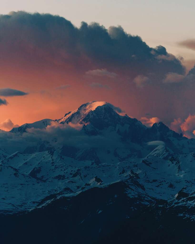 Blick auf den Sonnenuntergang über dem Mont Blanc vom Festival Tignes Unlimited aus