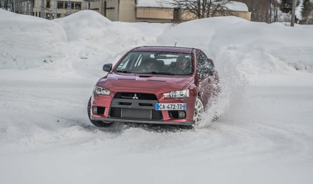 Voiture sur un circuit de glace à Tignes