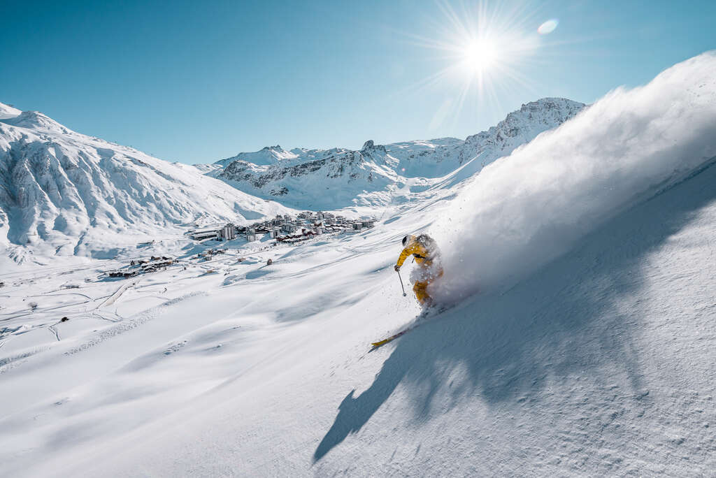 Freerider sur les pentes enneigées de Tignes