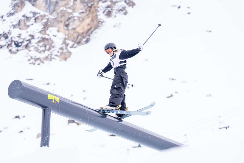 Freestylerin auf Skiern in Tignes beim Slopestyle-Weltcup