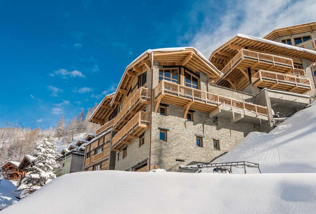Chalet de montagne enneigé