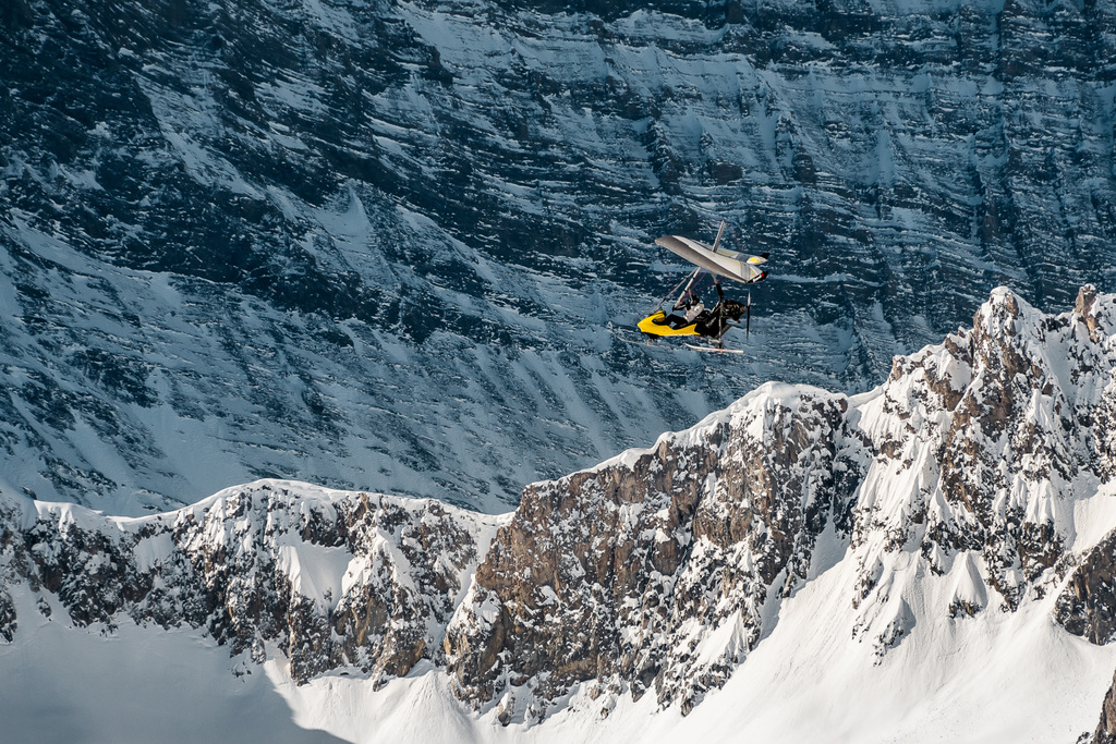 ULM survolant la station de Tignes