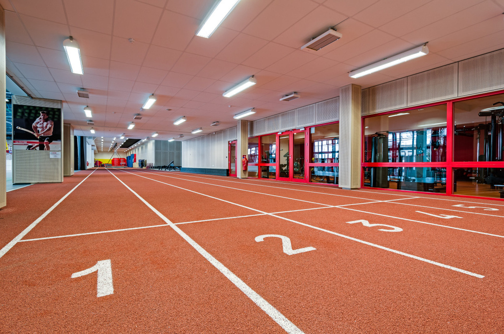 Coureuse sur la piste d'athlétisme de Tignespace