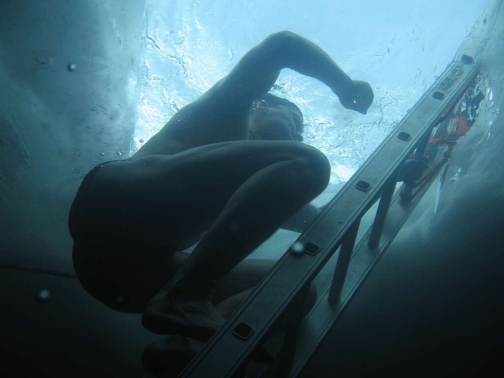 Eintauchen in eiskaltes Wasser im See von Tignes im Winter