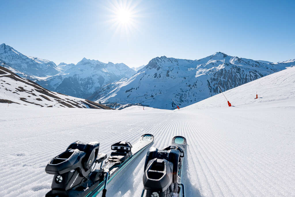 Paire de ski sur le domaine skiable de Tignes