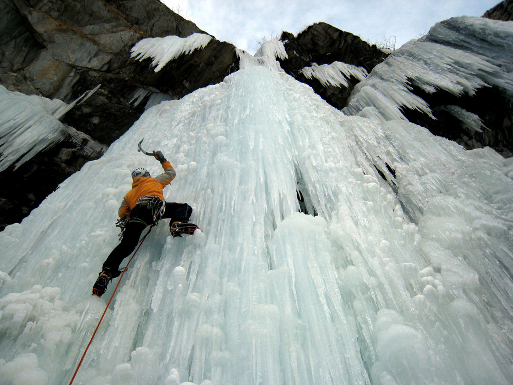 Grimpeur sur une cascade de glace à Tignes
